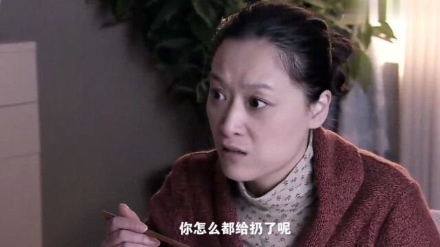 女主人在饭桌上剥虾,保姆竟让她吃虾壳,没想到女主人的反击更绝!