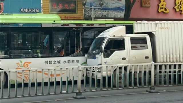 佛山一公交车与小货车发生碰撞,两车钩挂在一起无法分开