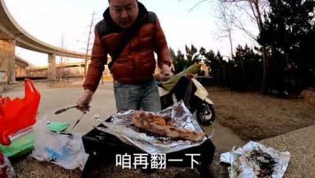 小史准备开始穿串60多块钱买了一斤多羊肉,准备开始烤