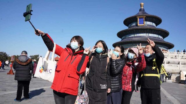 今日京城阳光明媚,市民公园内享受惬意时光