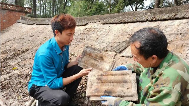 30年脊瓦显大量报纸,一块100元净赚5000元,老哥直呼赚大了