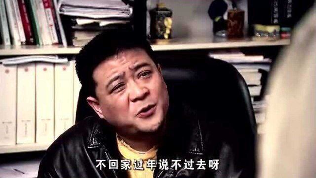 黑心老板故意拖欠工人工资,无奈的农民工竟然这样做,看着真解气!