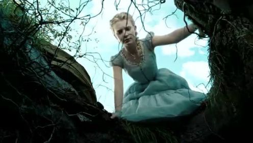 爱丽丝梦游仙境：爱丽丝追着兔子，掉进了树洞里，吃了药水会变小吃蛋糕会变大。