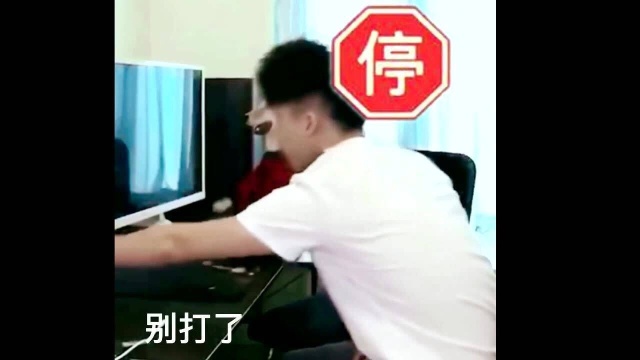 狗狗打游戏进球后忘形欢呼,成了流口水的表情帝,忍住不要笑