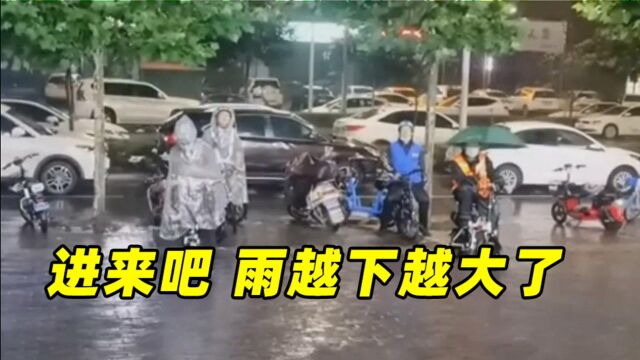 代驾小哥店外等客遇暴雨 热心老板3次邀请其进店避雨