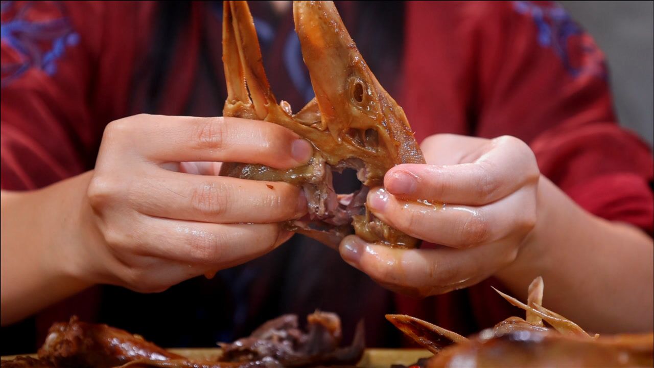 姑娘教你麻辣鸭货的做法,麻辣入味,味道一点不比外面差