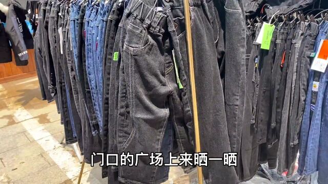 郑州暴雨后,火车站服装批发市场衣服只要5元起,为啥这么便宜?