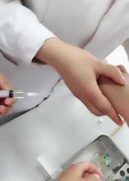 身为护士，被同行扎针，这害怕的声音，听起来好逗 - 腾讯视频