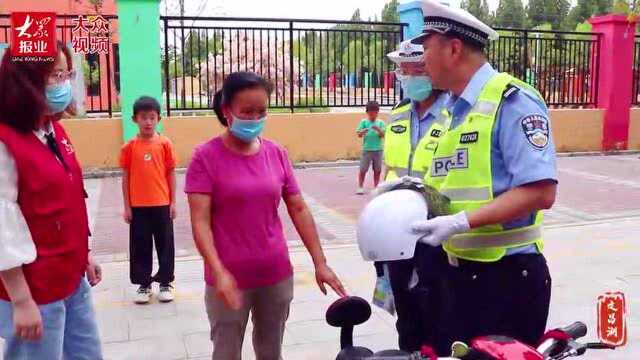 |文昌湖“爱心头盔”宣传上街头