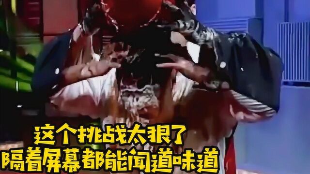 这个挑战太狠了, 美女被按在胖子腋窝下舔巧克力,隔着屏幕都能闻到味道