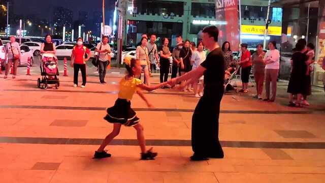 薄广场舞《家是我幸福的港湾》温馨港湾.幸福家园.动作舒展大气泌人心神