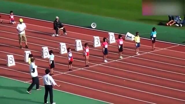 小学生短跑比赛,第一名跑的太快了