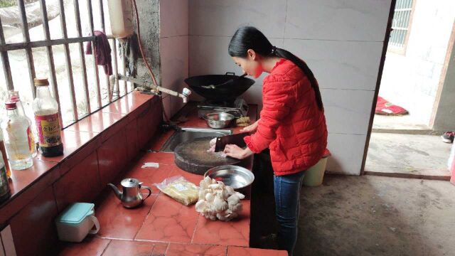 城里跑来农村生活的妹子,今天开始下厨房做饭了,味道还不错