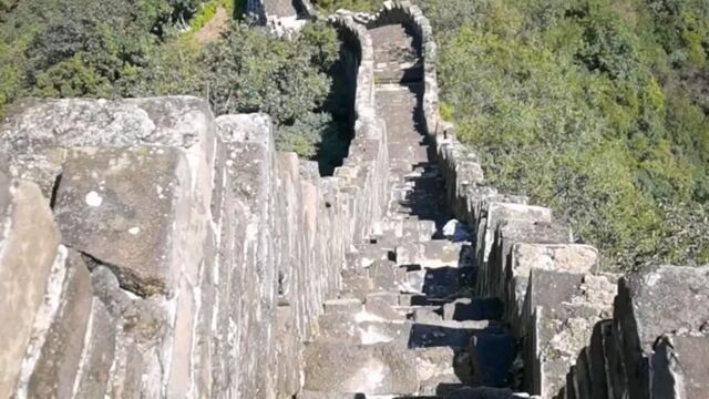 漠漠沙场万里遥千夫一日起临洮.若无道德为干橹更是秦人筑欠高.