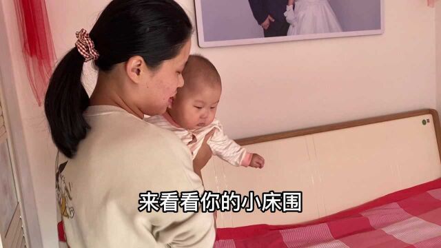 小宝宝学会爬了?动作难受又搞笑,宝妈一旁:生孩子就是让玩的