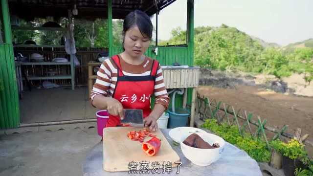 喊表哥一家来吃饭,用烟熏腊肉煮干板菜,地道农村特色美食