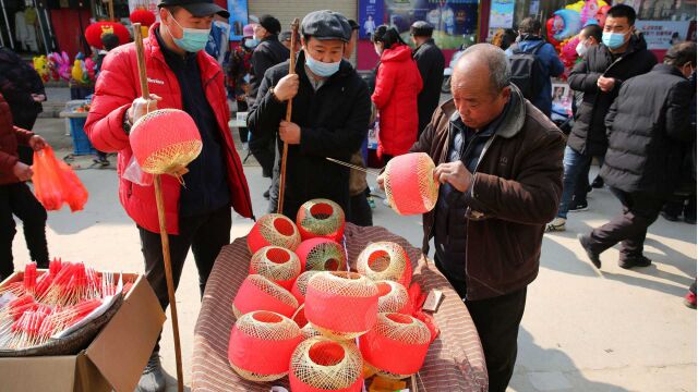 焦岱乡村大集:老农卖自编的竹篾灯笼,小灯笼精致漂亮人见人爱