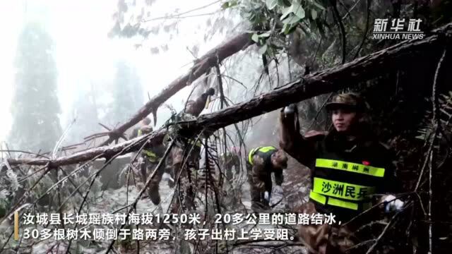 湖南郴州:军民携手抗风雪 护航群众出行安全