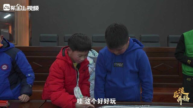 南京95后小伙给农村留守儿童捐赠火车模型:希望他们也能感受铁路文化