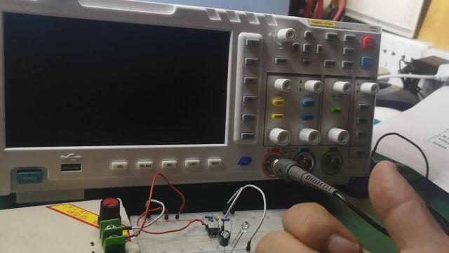 用LM358做的振荡器怎么调整频率,输出波形是不是方波