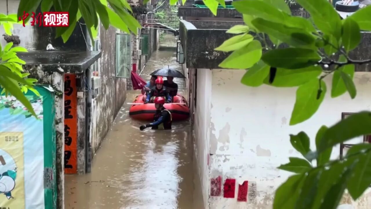 广东阳江暴雨致多地内涝消防人员划橡皮艇救援