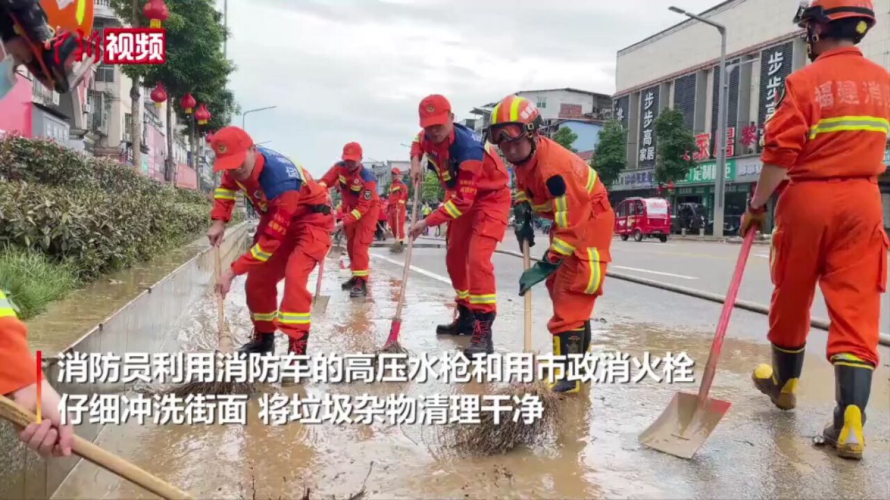 福建:消防员校园清淤后黑板留言