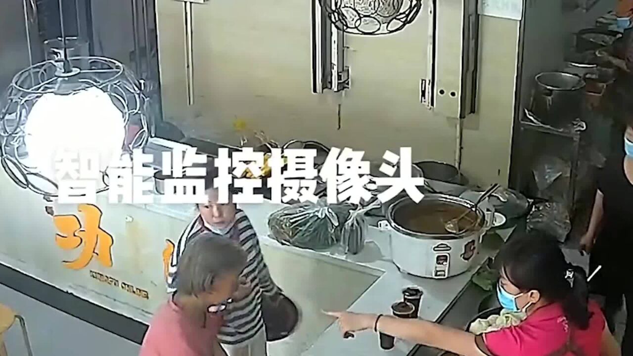 农夫与蛇?饭店给老人免费提供食物1年,老太嫌包子漏馅砸向店员