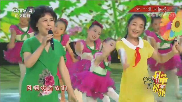 卞小贞演唱歌曲《快乐的节日》,熟悉旋律勾起儿时回忆