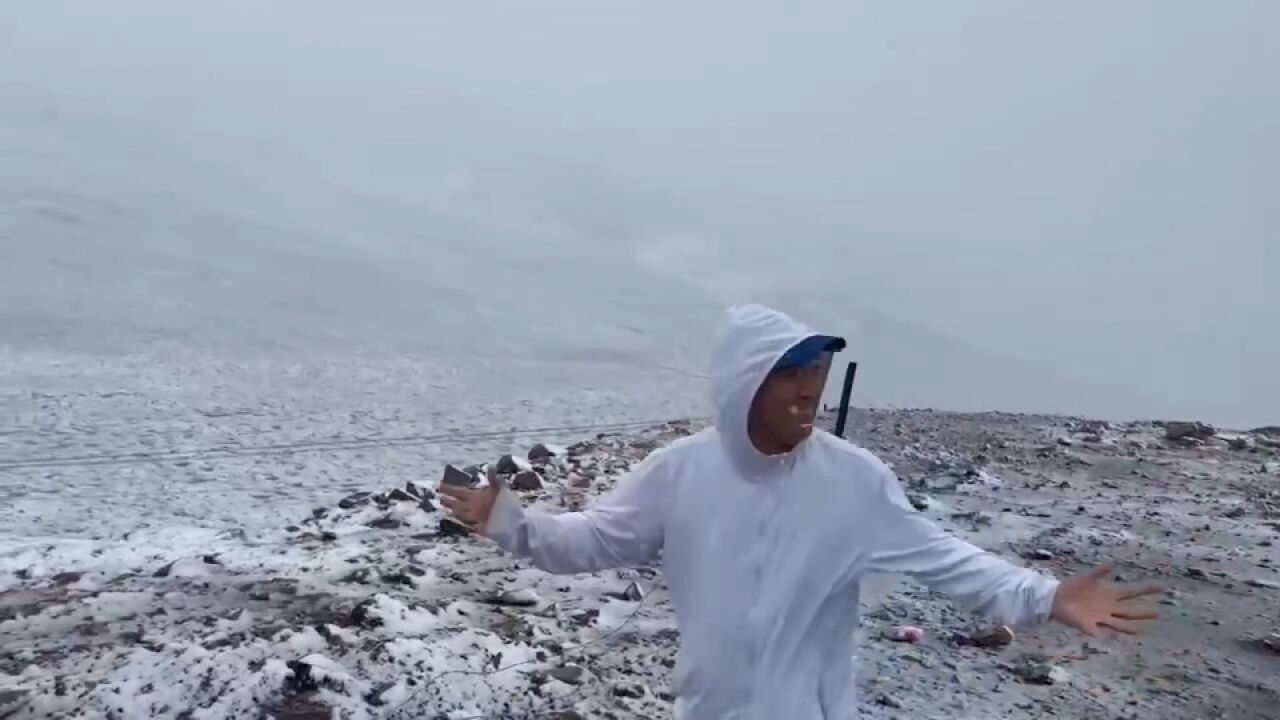 甘肃张掖境内山脉下鹅毛大雪,市民:地上已有积雪,昨天还是晴天