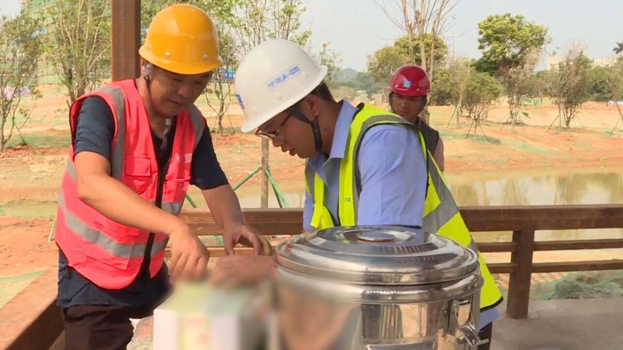 烈日下的建筑工人,用汗水“筑”就城市之美