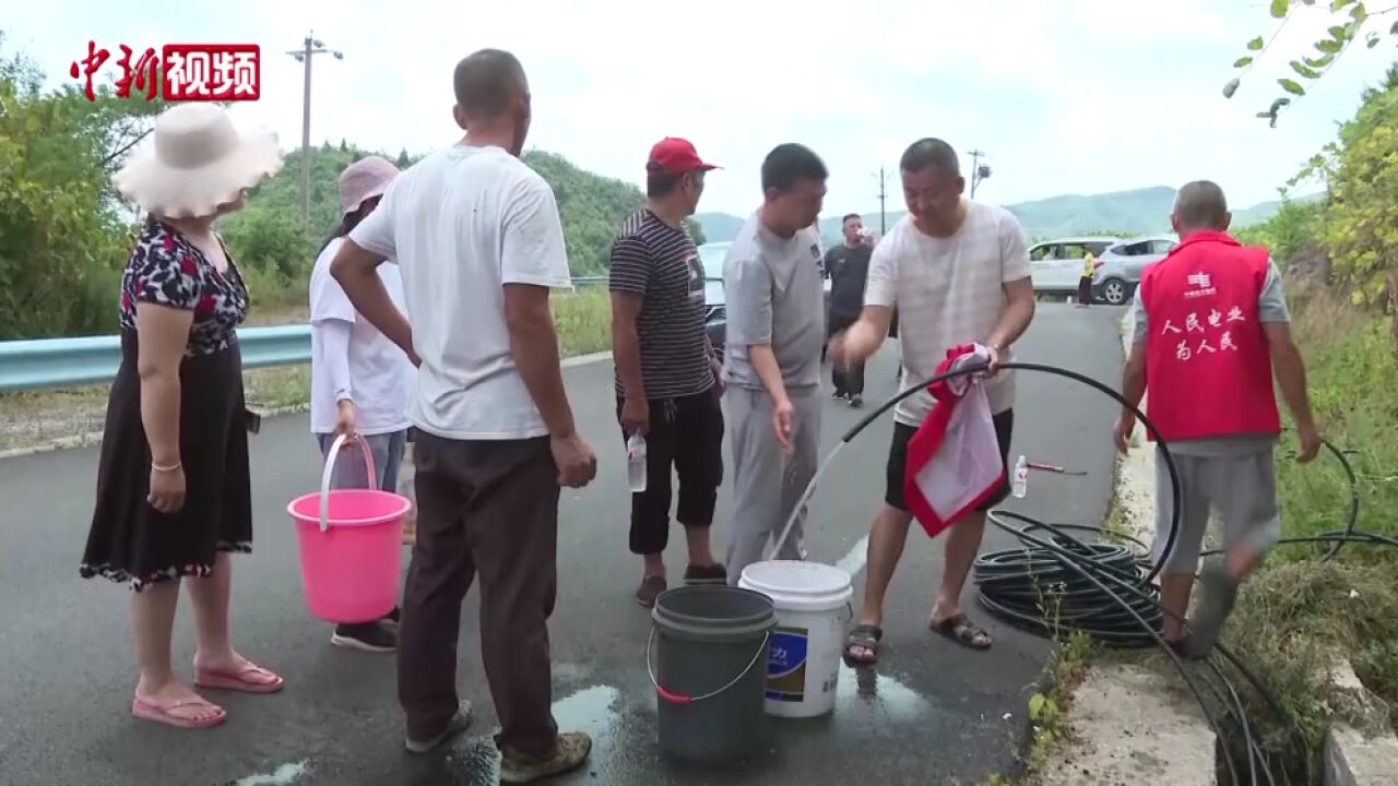 贵州务川:高温致干旱缺水干群深坑凿壁抽水止渴