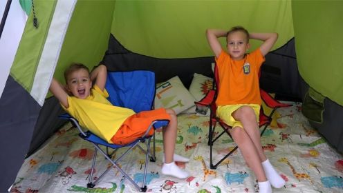 尼基兄弟在家里搭了个帐篷，假装挑战在帐篷里生活24小时！