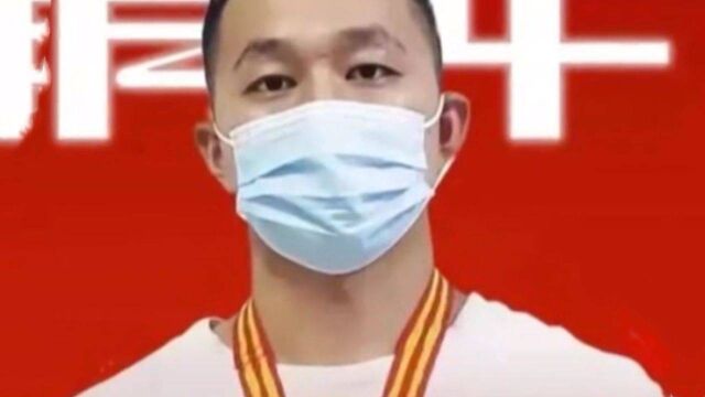 小伙为了陌生人请假,事假竟被公司换成2周带薪假