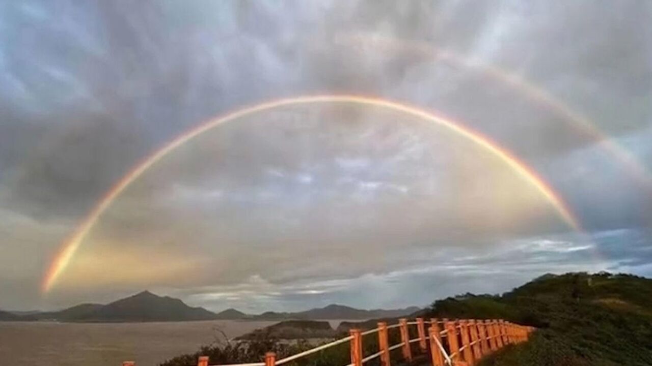 台风“梅花”登陆后的清晨,舟山普陀上空出现绚烂双彩虹