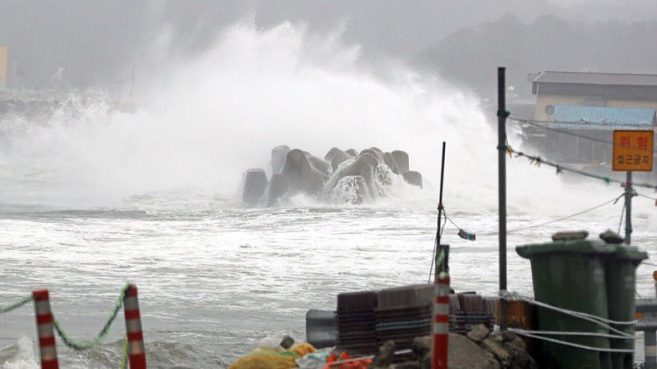 台风"南玛都"再次登陆日本引发灾情 已致2人死亡