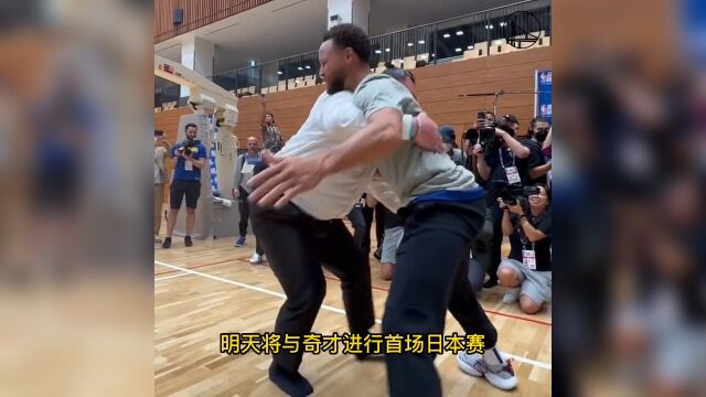 库里克莱vs相扑手！水花兄弟使出全力 对手却纹丝不动