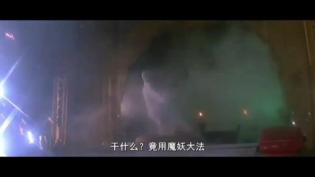 宋青书假装受伤欺骗周芷若,实则却使出魔妖大法,夺取九阴真经