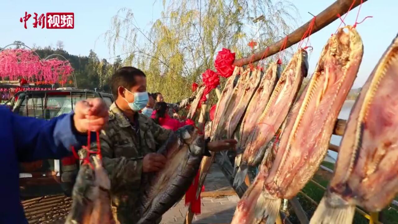 江西万安:鱼跃人欢冬捕忙绘就渔村“晒冬”画卷