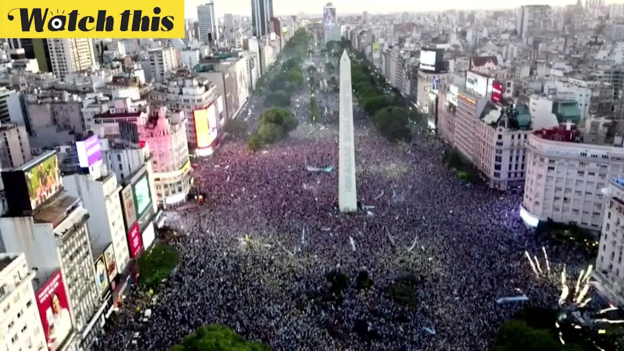 航拍阿根廷首都地标:数万名球迷齐聚一堂 庆祝时隔36年再夺大力神杯