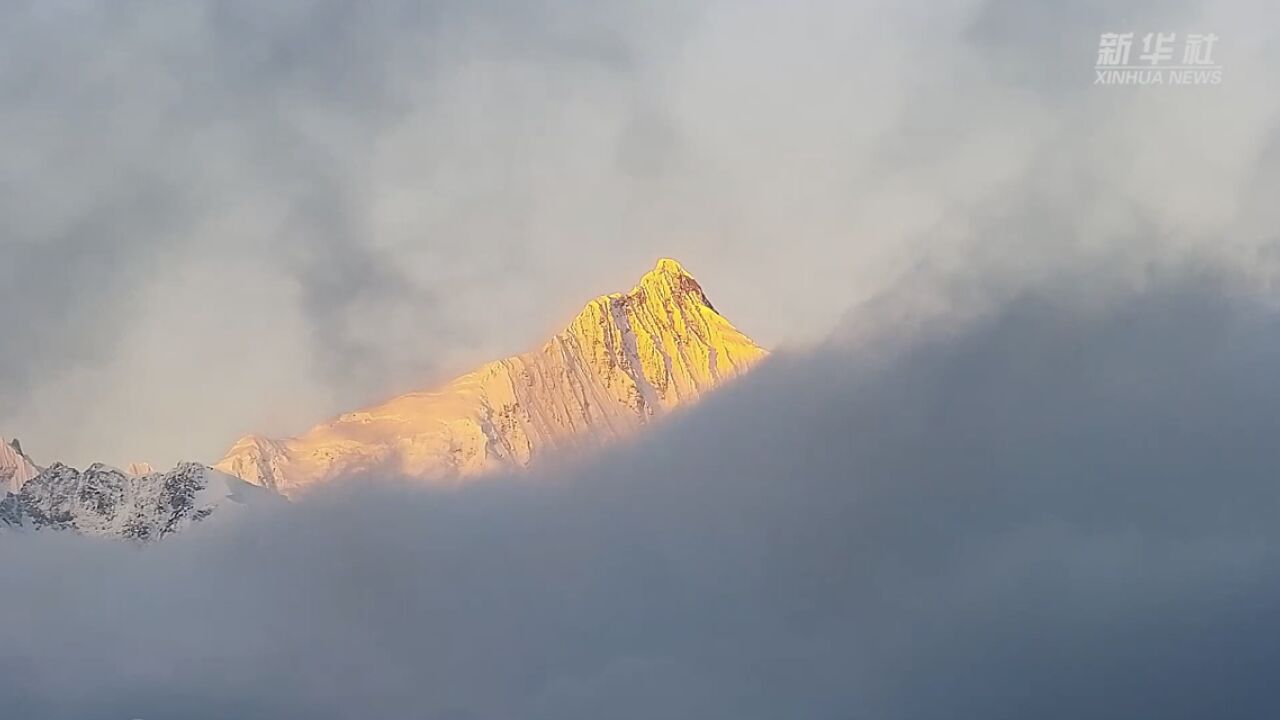 云南梅里雪山2023年首现“日照金山”