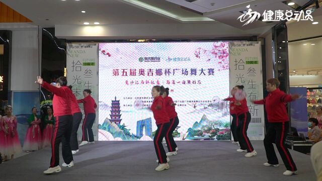 太极柔力球表演《阳光年华》,阿姨们动作行云流水似飞龙