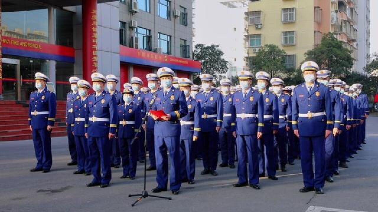 鄂州市消防救援支队举行新年第一场升旗仪式,和祖国一起阔步向前!