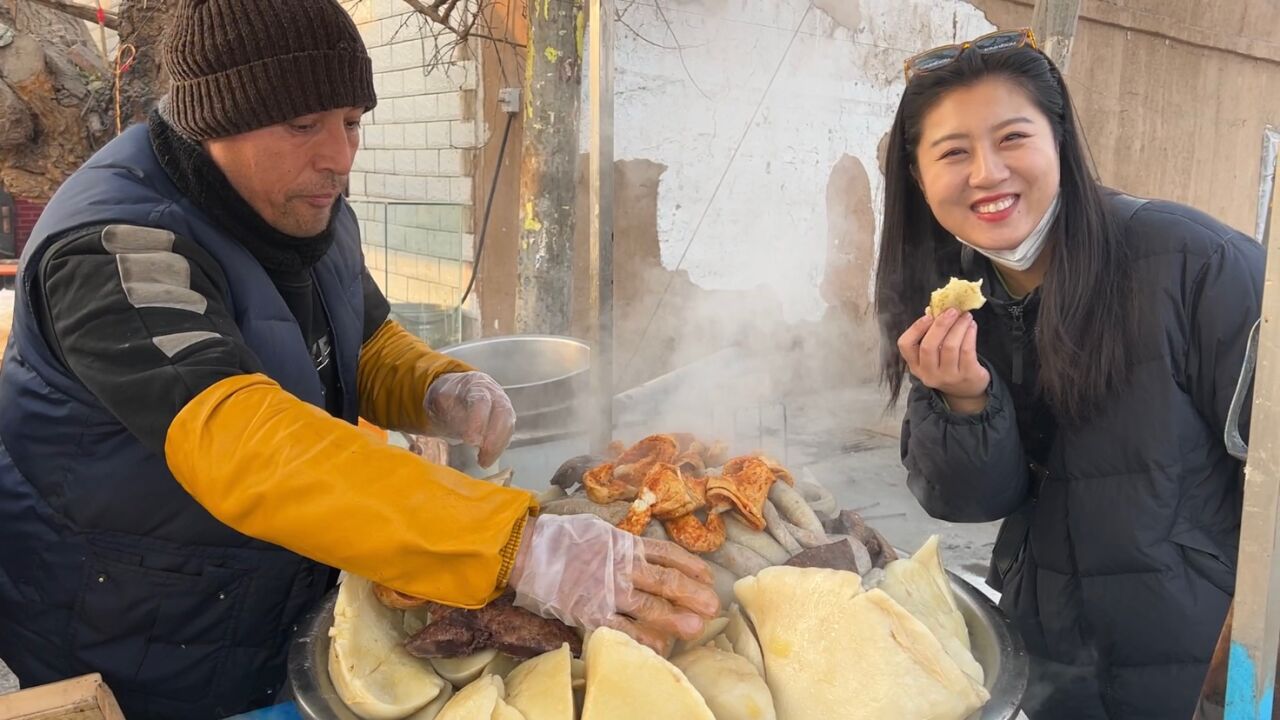 新疆大哥街头做羊杂碎,25一公斤,小摊35年很多都是老顾客