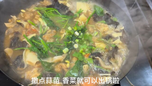 今天做小酥肉炖粉条,做法简单,营养丰富,酸辣开胃又下饭!