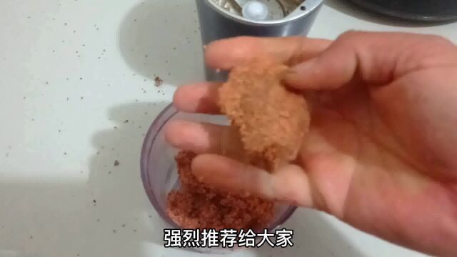 早春野钓手握成团的底窝料制作过程分享,好不好用水下视频来见证