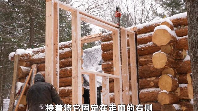 硬核老人徒手搭建木刻楞房,就算是暴雪也没有停工