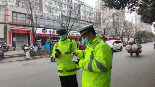 【小里帮忙】东二路私家车、电动车随意停放,记者协调渭滨交警现场执法