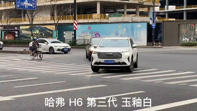 哈弗H6是哈弗汽车的主打车型,定位都市SUV,车型丰富配置齐全,外观大气