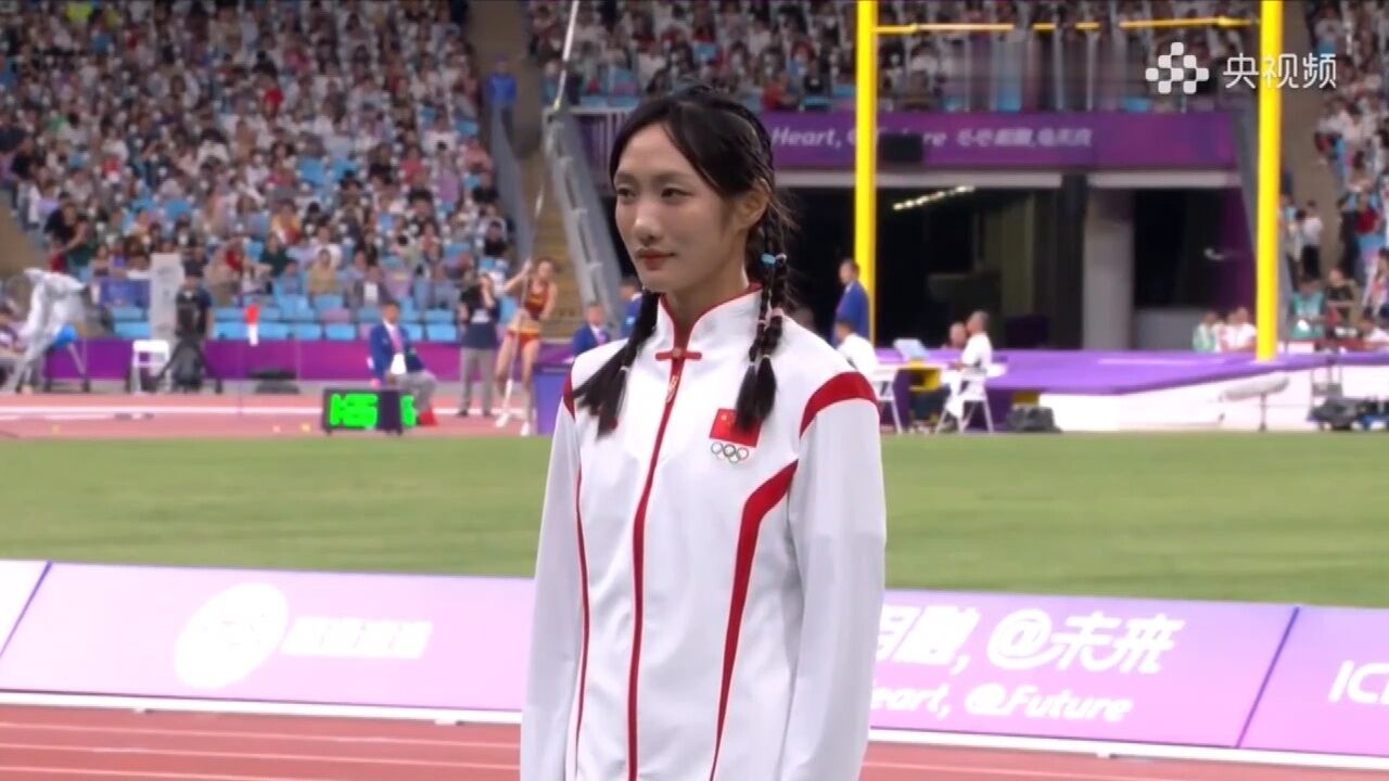 女子200米颁奖:颜值和实力并存,李玉婷勇夺银牌