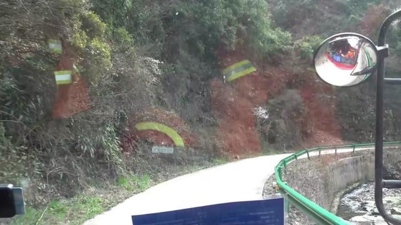 一人受伤被困山中,消防紧急救援!“蓝朋友”提醒您:登山旅游前要预先规划好路线图注意自身安全,切勿贸然涉险!